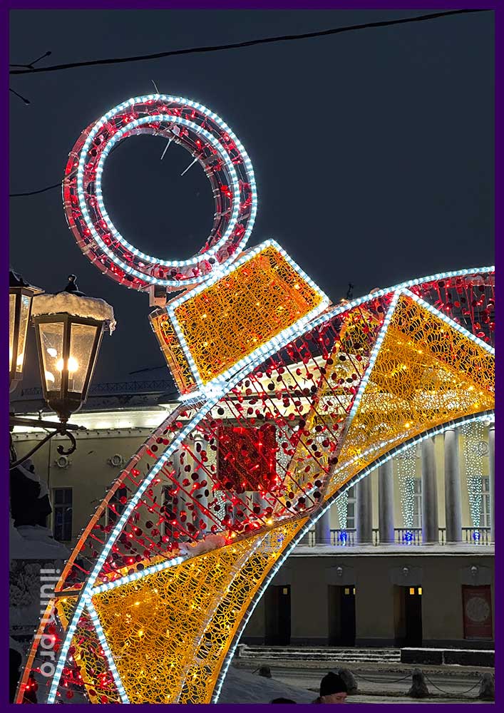 Разноцветная арка из гирлянд на Новый год в центре Владимира