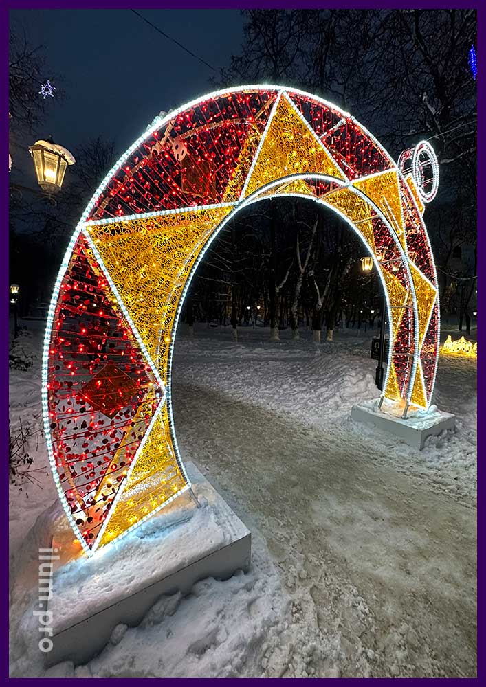 Разноцветная арка на Новый год с сеткой ПВХ, гирляндами, дюралайтом и красными блёстками