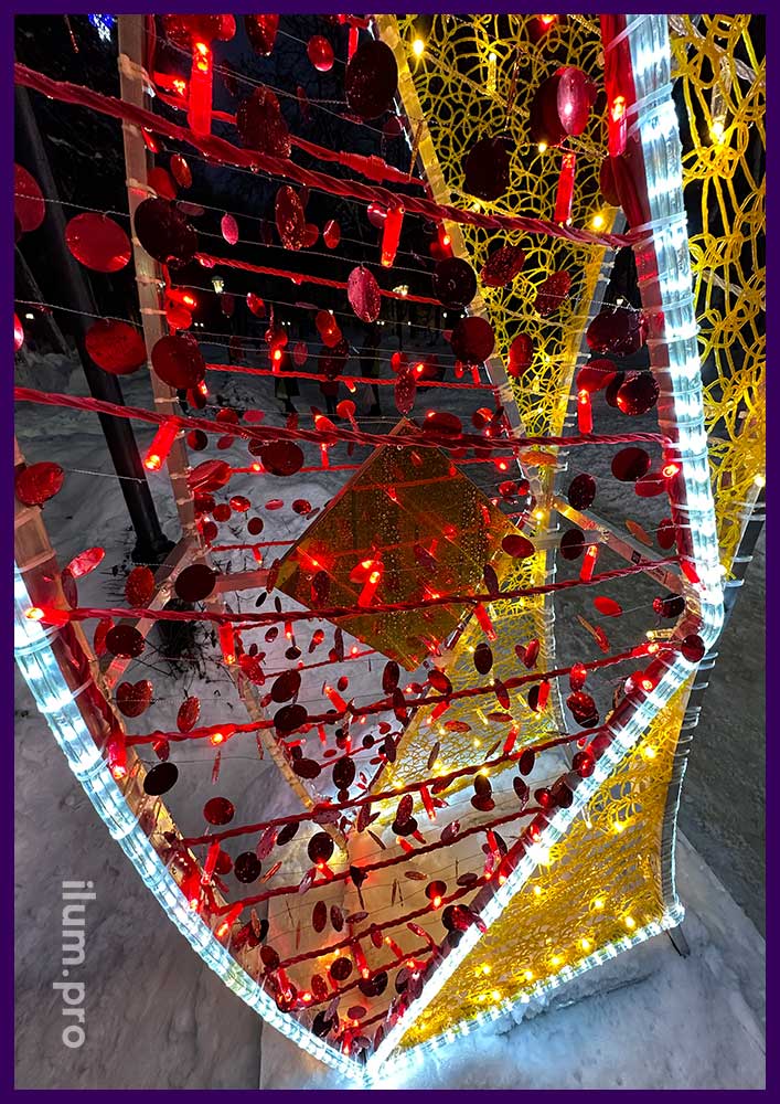 Новогоднее украшение Соборной площади аркой с гирляндами и разноцветным декором