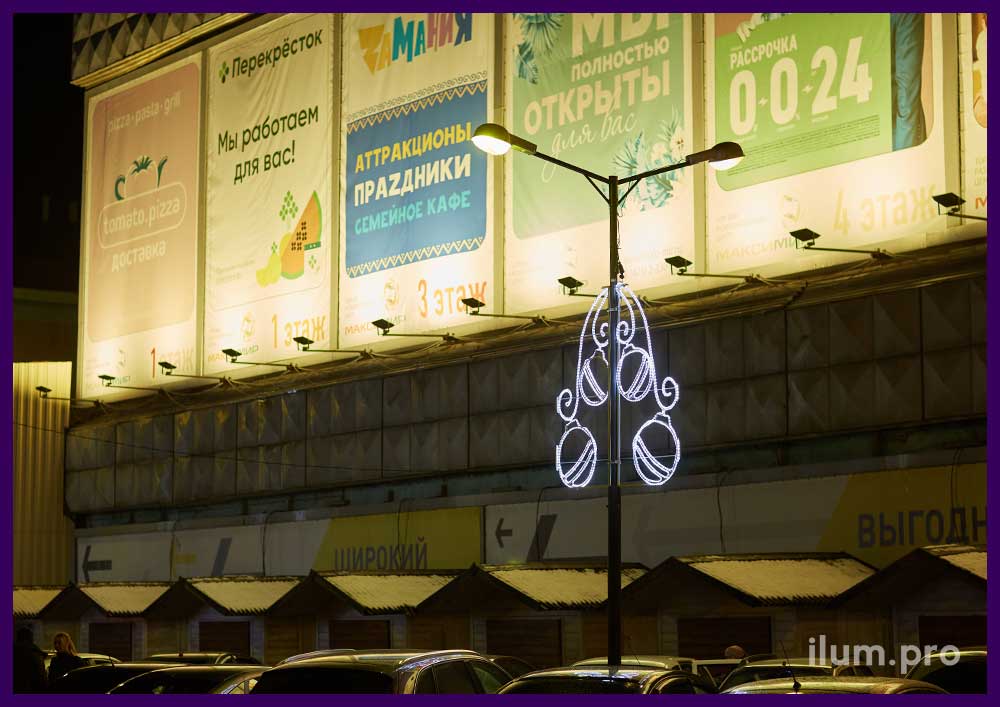 Новогодние световые консоли в форме ёлочных шаров на ветке для украшения ТЦ