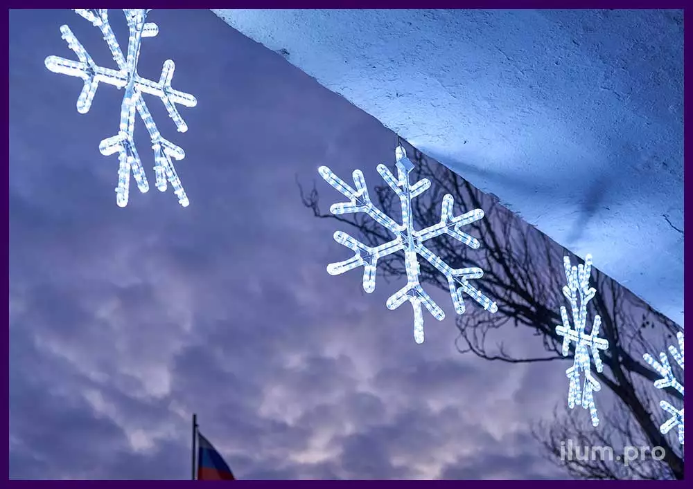 Снежинки из дюралайта и алюминиевого каркаса в городе Торез на Новый год