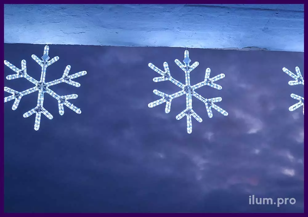 Светодиодные снежинки из дюралайта и перетяжка С Новым годом на фасаде