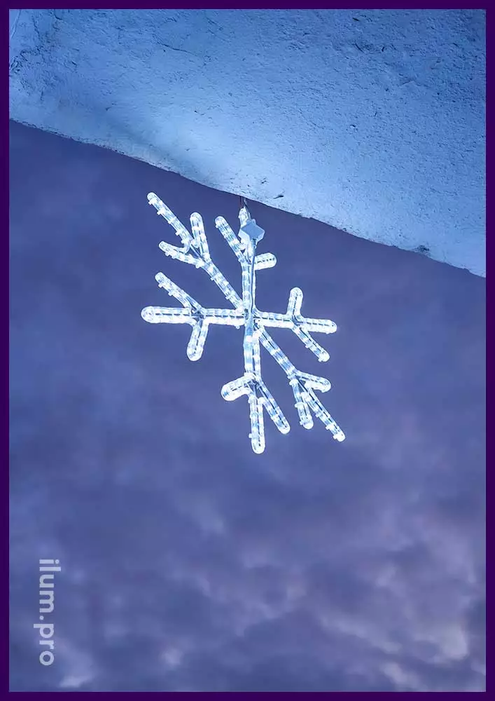 Светодиодная снежинка из дюралайта для украшения фасада на Новый год
