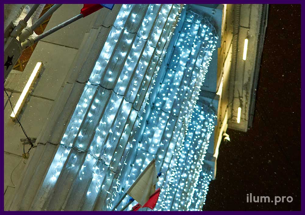 Украшение фасада здания в Воркуте на Новый год светодиодной иллюминацией с защитой от мороза