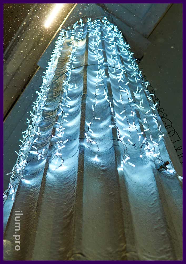 Подсветка фасада здания в Воркуте на Новый год профессиональными гирляндами с защитой от мороза