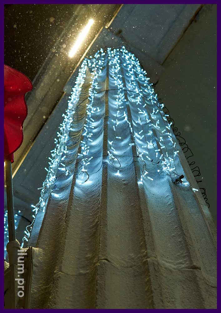 Светодиодные занавесы белого цвета для украшения колонн Дворца Культуры Шахтёров