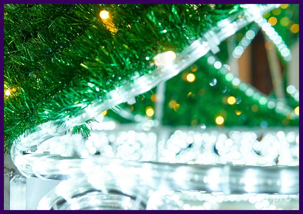 Новогодний конус с мишурой и гирляндами для украшения интерьера ДК на новогодние праздники