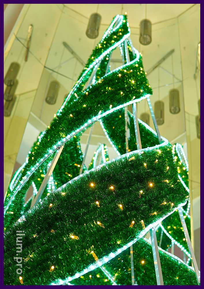 Светящиеся декорации в Воркуте на Новый год - украшение ДКШ конусом с гирляндами