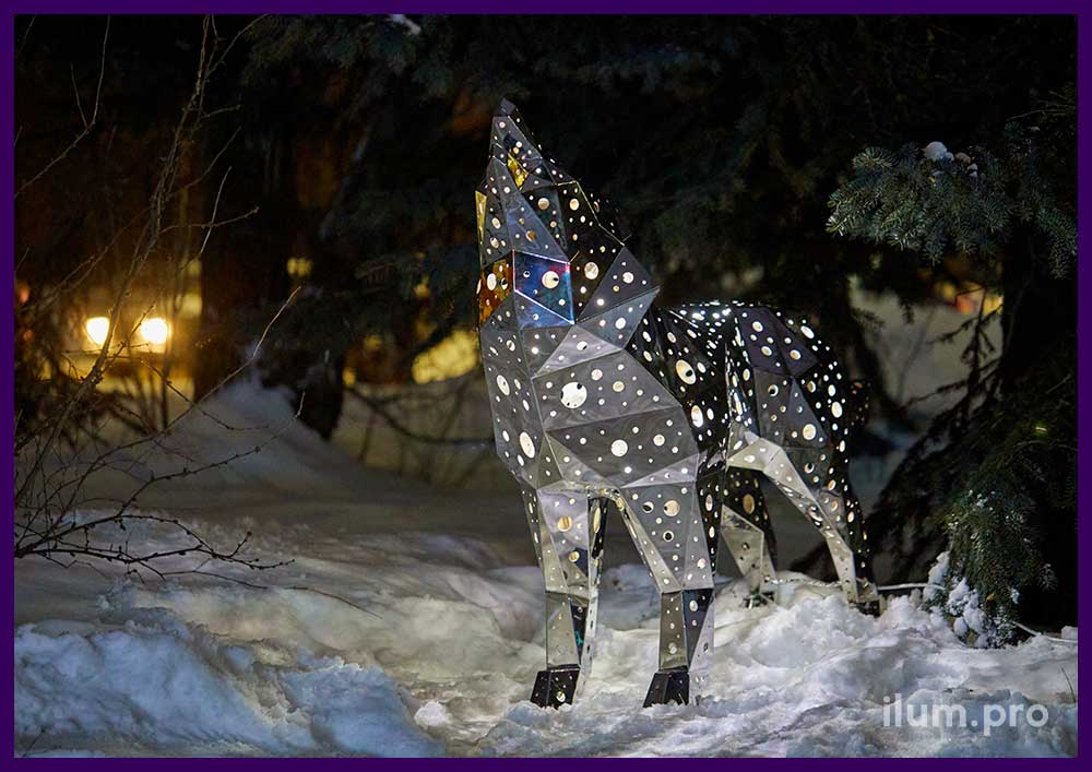 Воющий волк из полированной нержавейки с плоскими гранями и встроенными светодиодными модулями