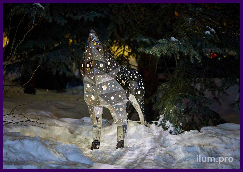 Украшение парка полигональной фигурой волка с встроенной подсветкой