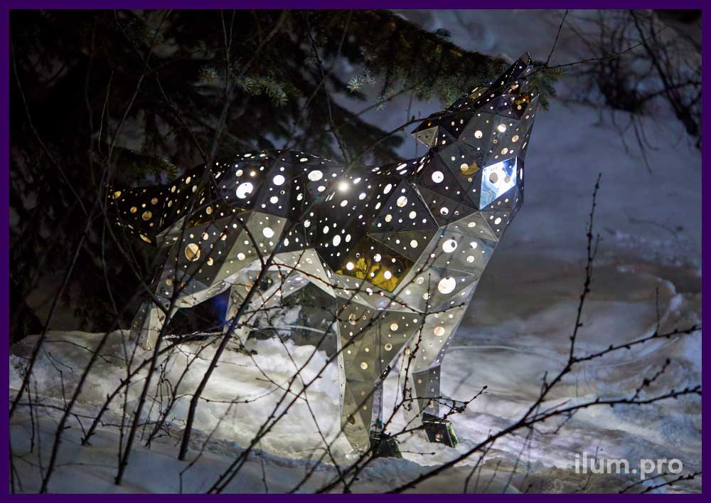 Скульптура полигонального волка из зеркальной нержавейки с подсветкой