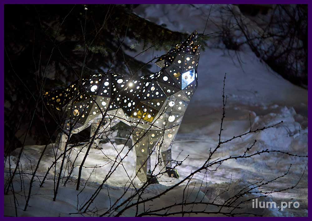 Скульптура волка из зеркальной нержавейки с встроенными светодиодными модулями