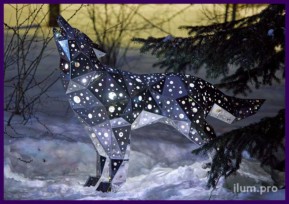 Скульптура полигонального волка с полированной поверхностью из нержавейки и отверстиями с подсветкой