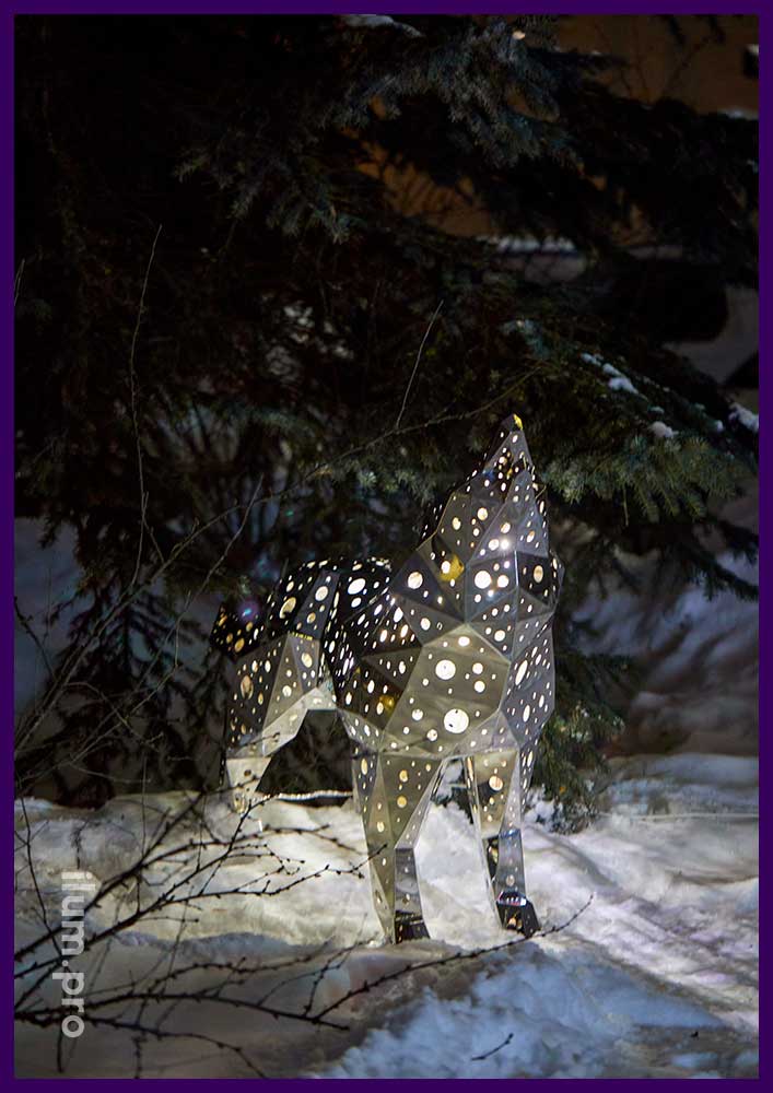 Скульптура полигонального волка с поднятой головой, встроенной подсветкой и зеркальной поверхностью