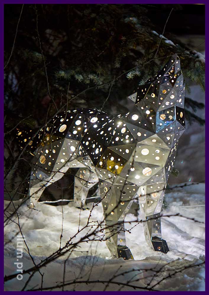 Фигура из зеркальной нержавеющей стали с встроенной подсветкой, полигональный волк