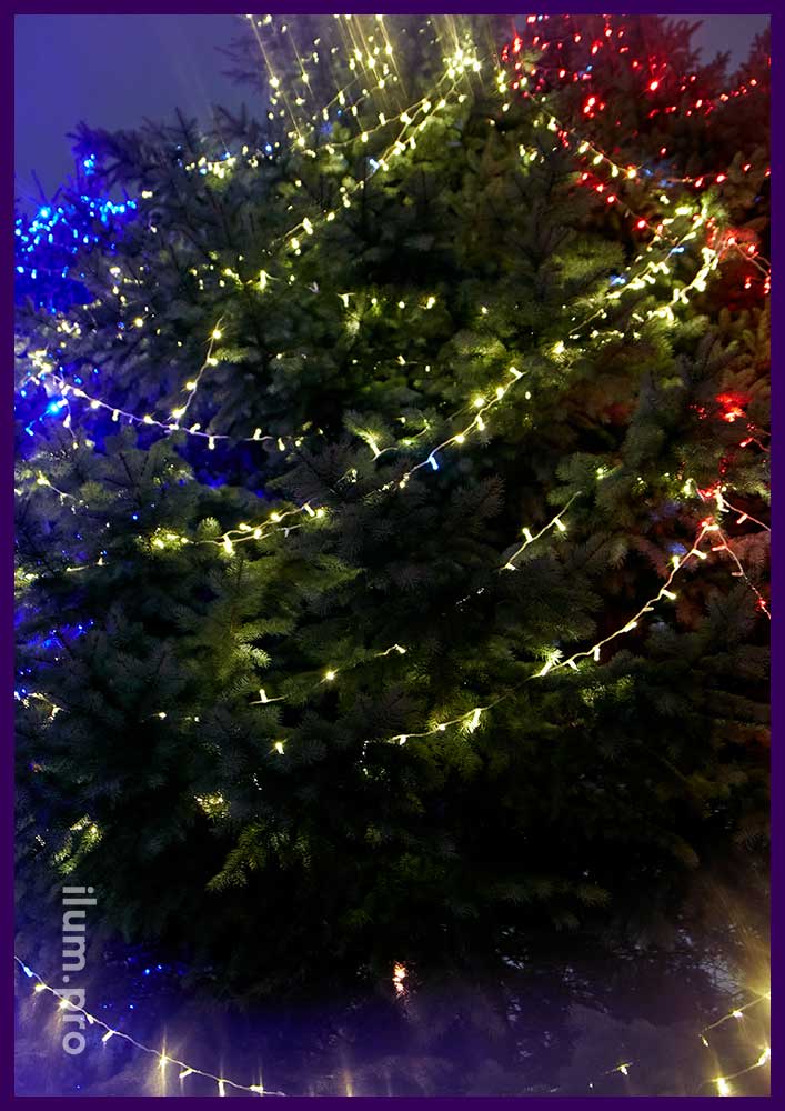 Гирлянды разных цветов для украшения деревьев на рождественские праздники в Москве