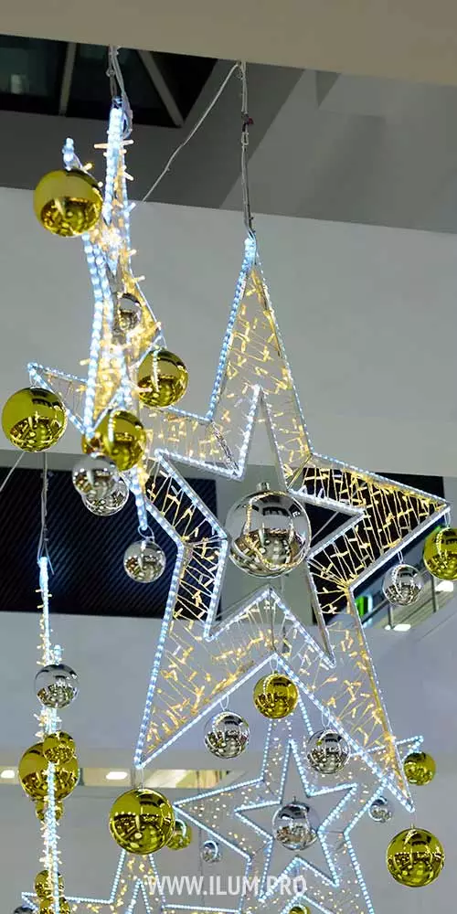Украшение фудкорта ТЦ «Максимир» светящимися звёздами на Новый год