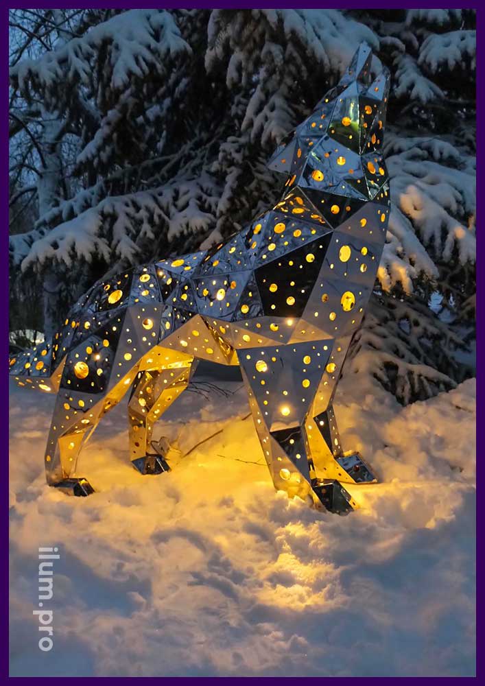 Воющий зеркальный волк из нержавейки с встроенной подсветкой в парке