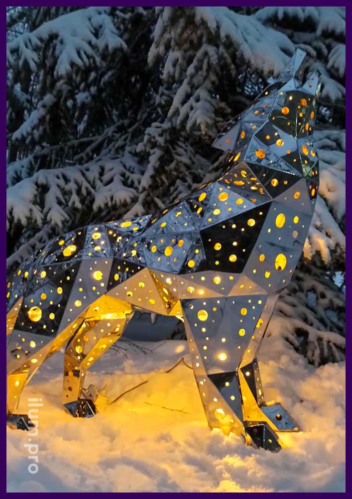 Металлический волк из полированной нержавейки с отверстиями и встроенной подсветкой