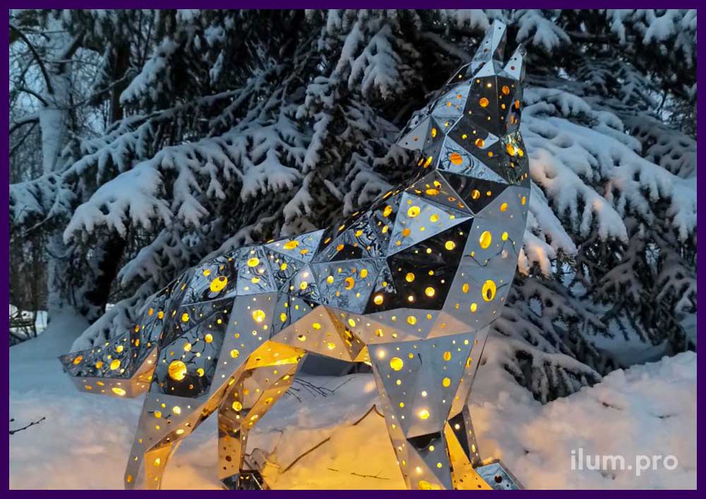 Скульптура полигональная нержавеющая в форме воющего волка с зеркальной поверхностью и подсветкой