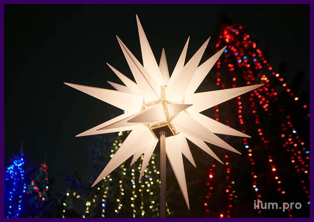 Тёпло-белая пластиковая звезда гернгута на Рождество в католическом соборе на Малой Грузинской в Москве