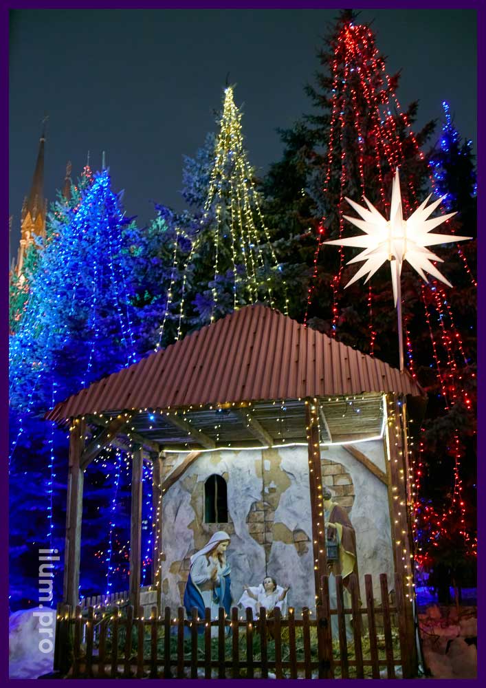 Моравская (гернгутская) звезда - украшение вертепа Римско-католического Кафедрального Собора Непорочного Зачатия Пресвятой Девы Марии в Москве