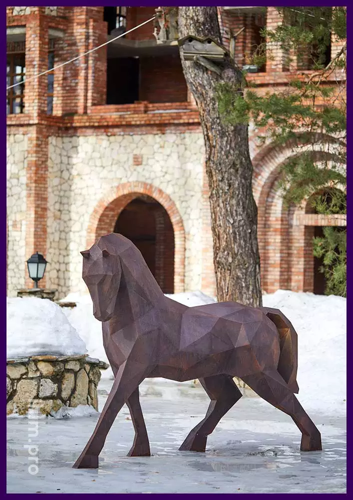 Конь из кортена - металлическая полигональная скульптура лошади для украшения ландшафта