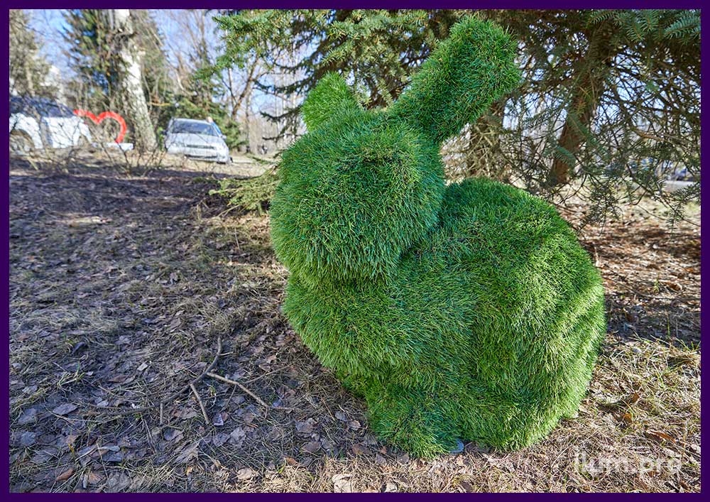 Зелёные, пушистые зайцы топиари с покрытием искусственной травой
