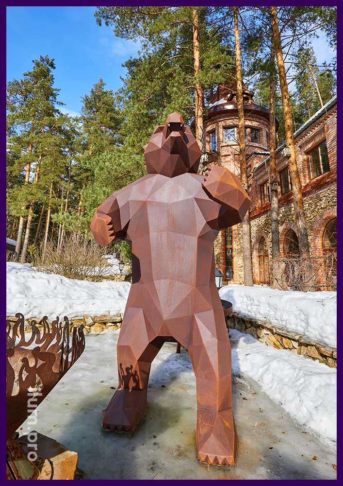 Медведь из кортена - металлическая полигональная скульптура животного для украшения ландшафта