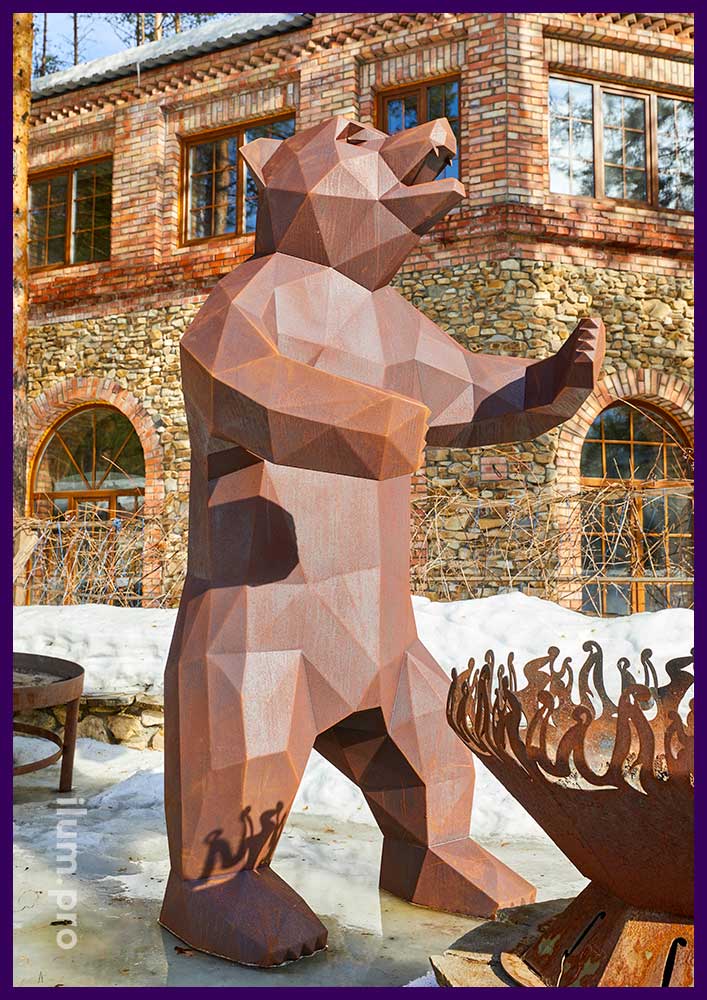 Медведь из кортена, полигональная скульптура для украшения территории парка