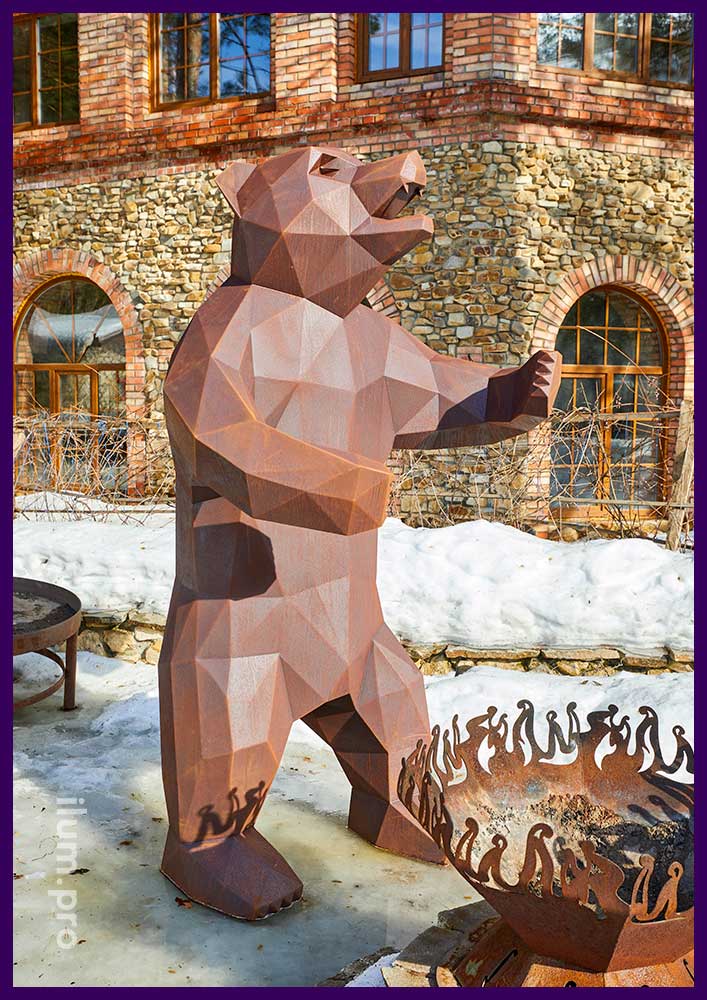 Полигональная скульптура медведя из кортена для украшения ландшафта в парк-отеле