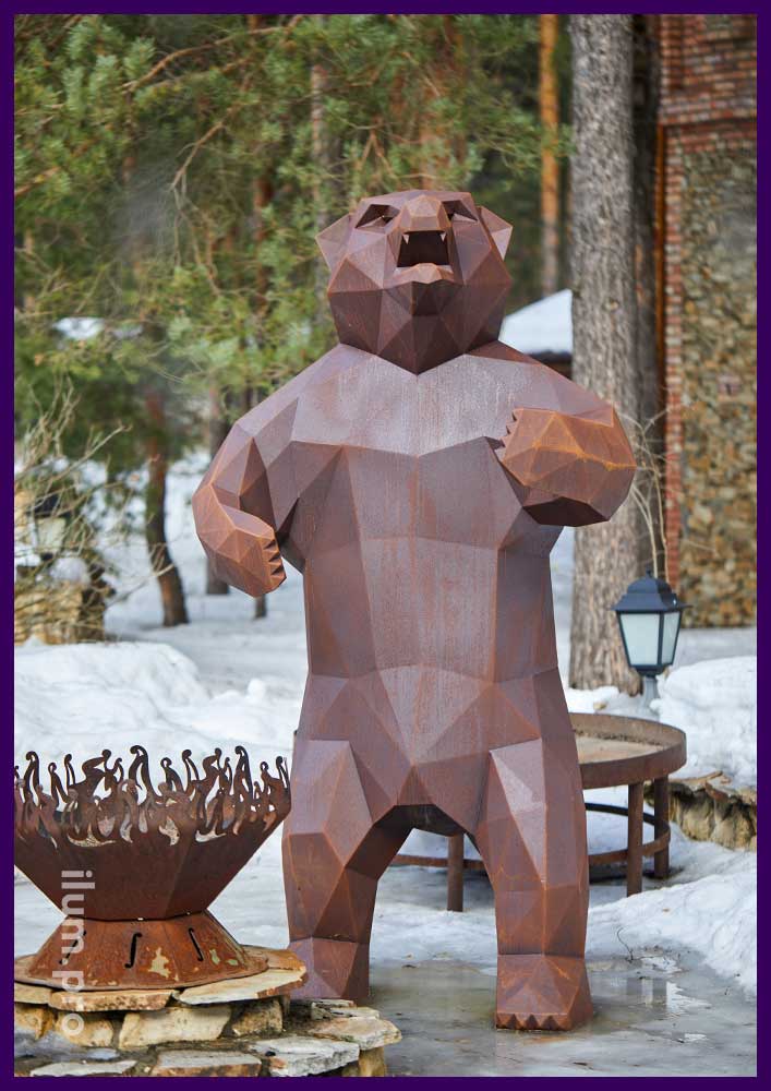 Скульптура полигонального медведя, стоящего на задних лапах - арт-объект из кортена