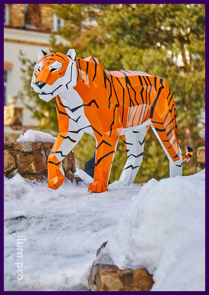 Полигональная скульптура тигра из стали с покрытием разноцветными красками
