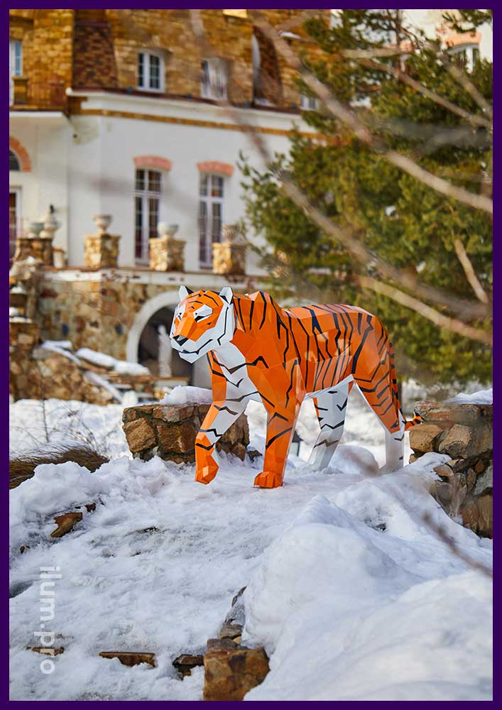 Скульптура из крашеной стали в форме разноцветного, полигонального тигра
