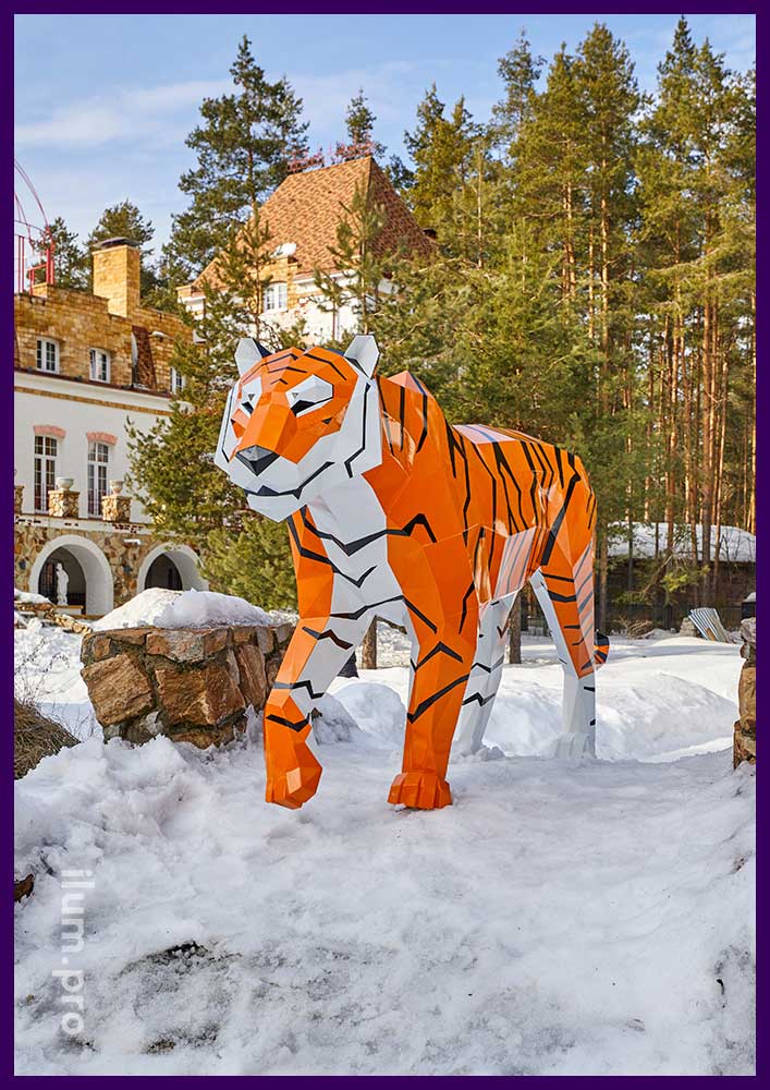 Тигр полигональный металлический, окрашенный в оранжевый и белый цвета