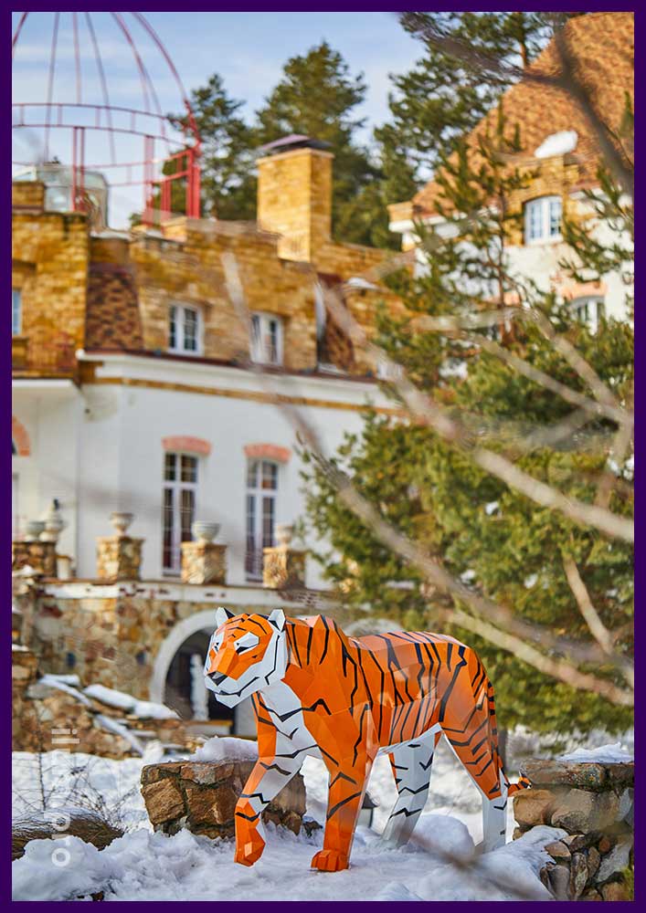 Полигональный тигр из крашеной стали - арт-объект для благоустройства территории парк-отеля