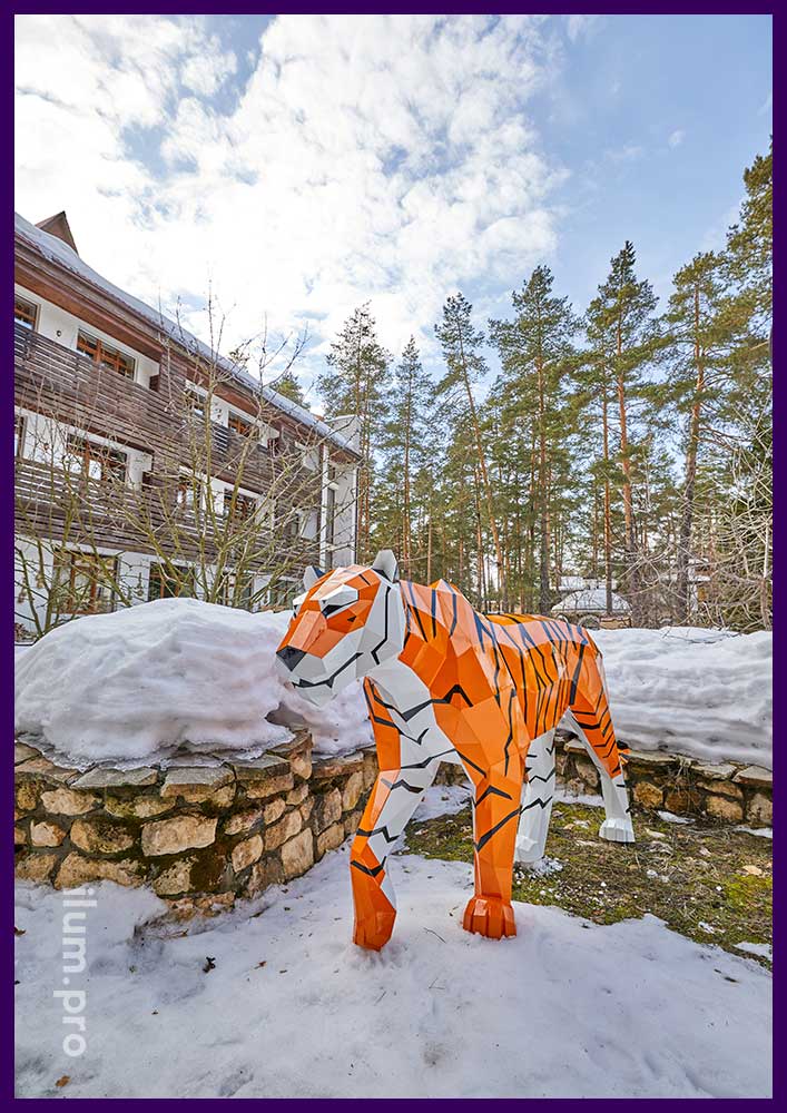 Ландшафтная скульптура полигональная в форме тигра с разноцветным покрытием