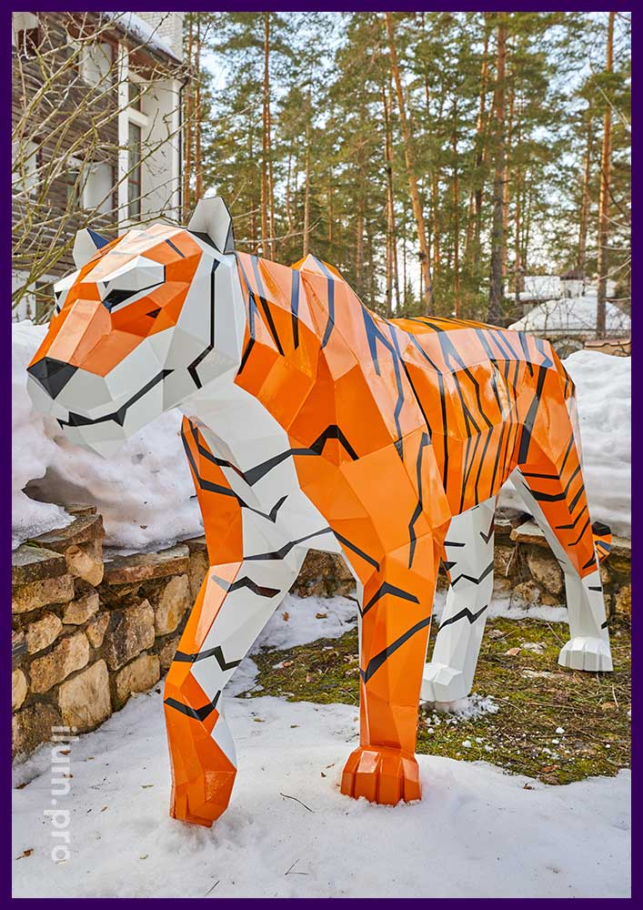Тигр металлический полигональный в парк-отеле, ландшафтный арт-объект