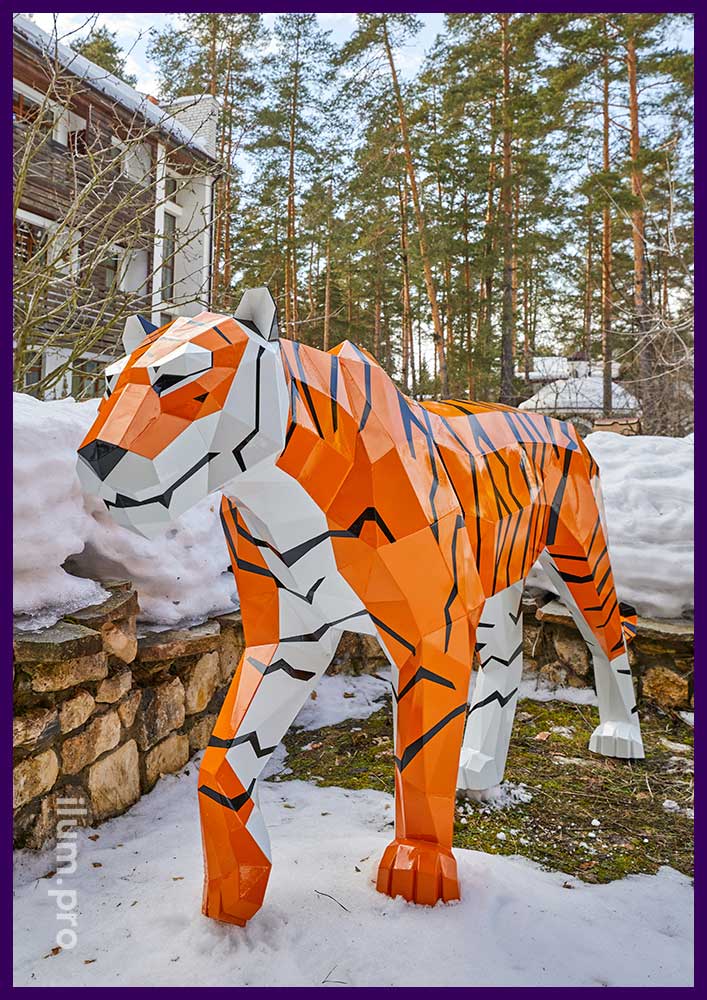Металлический полигональный тигр, раскрашенный в разные цвета