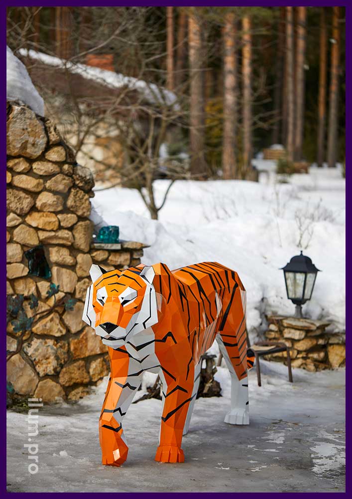 Металлический тигр с полигональной поверхностью, окрашенной в разные цвета