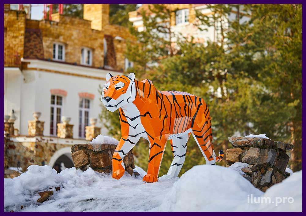 Тигр из металла с разноцветным покрытием - полигональные скульптуры в парке