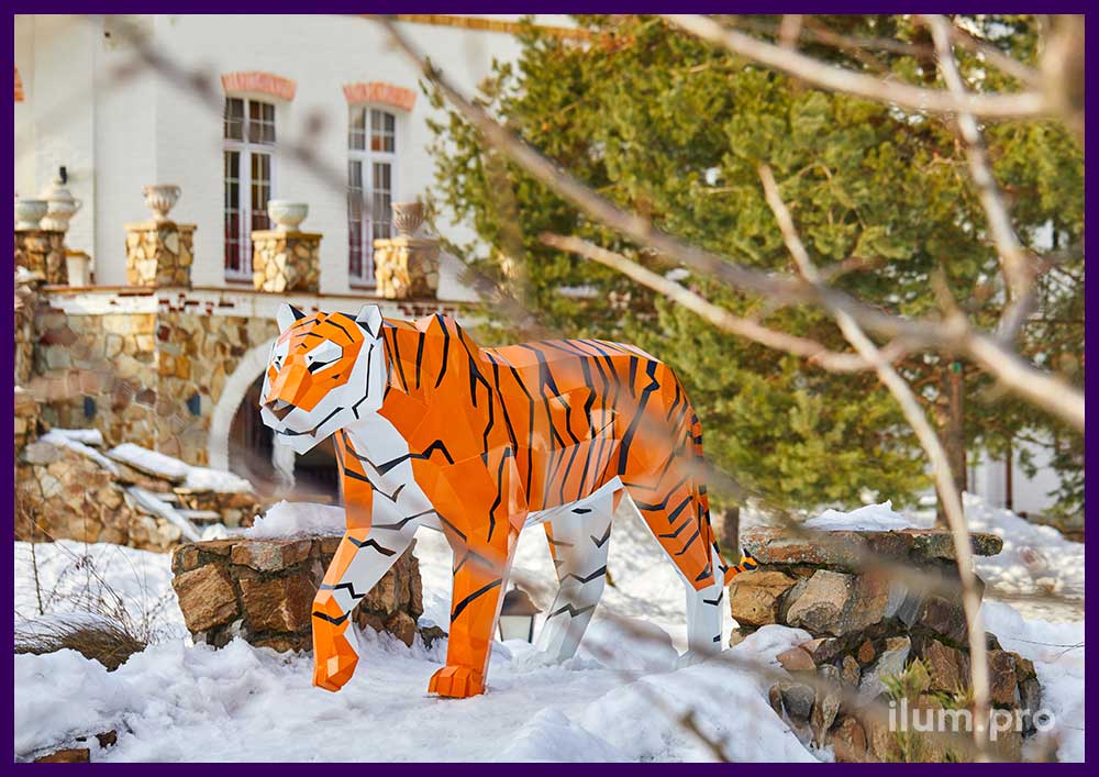 Украшение парка разноцветной полигональной скульптурой тигра из крашеной стали