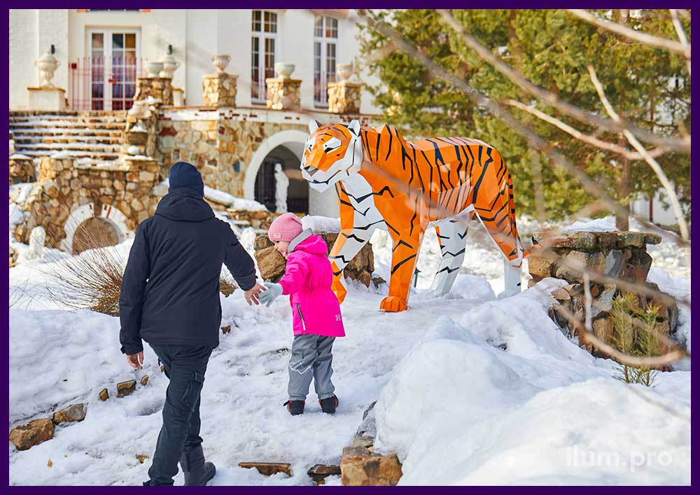Украшение территории парк-отеля разноцветными полигональными скульптурами животных - тигр