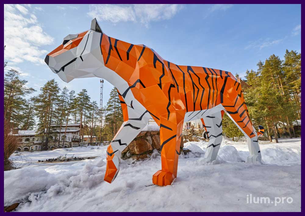 Тигры полигональные металлические - скульптуры с разноцветным покрытием
