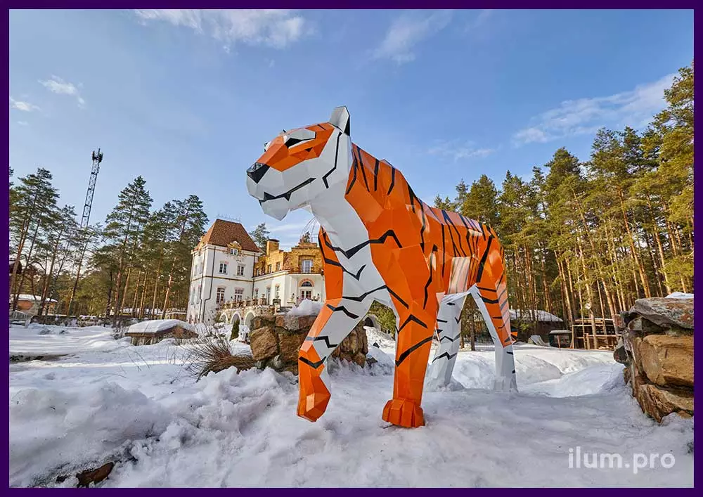 Тигр полигональный с покрытием белой, оранжевой и чёрной краской в парк-отеле