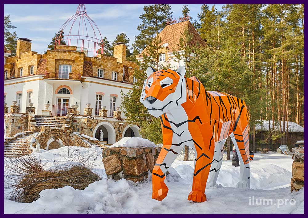 Разноцветная скульптура тигра в полигональном стиле для украшения территории