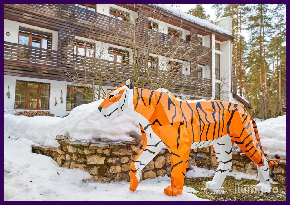 Разноцветная скульптура тигра в полигональном стиле для украшения ландшафта