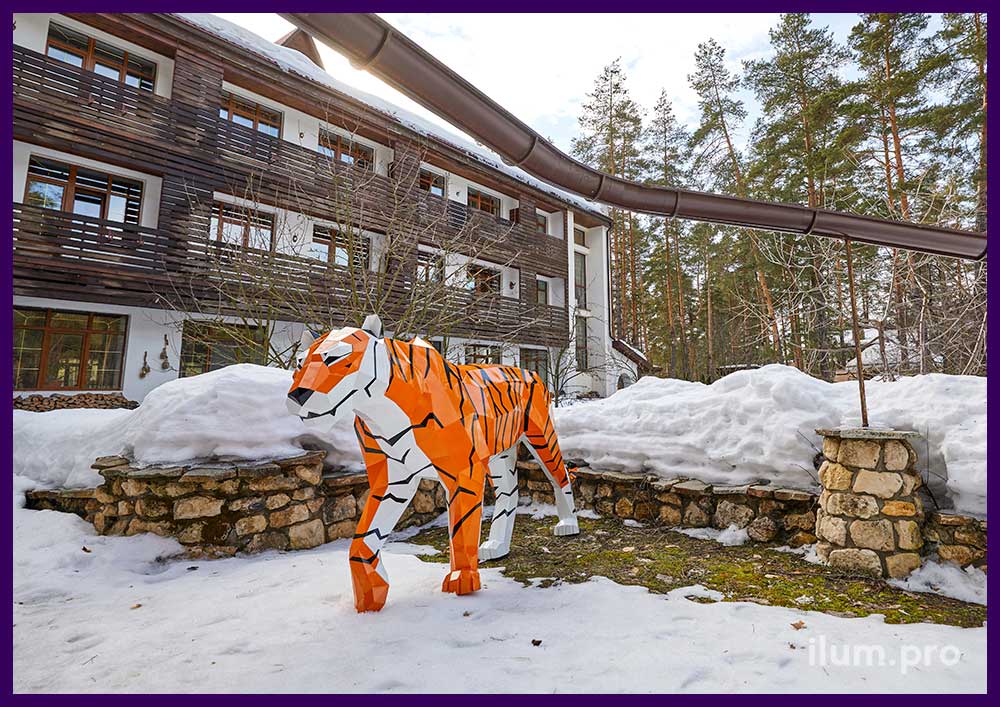Украшение территории парк-отеля металлическим тигром в полигональном стиле