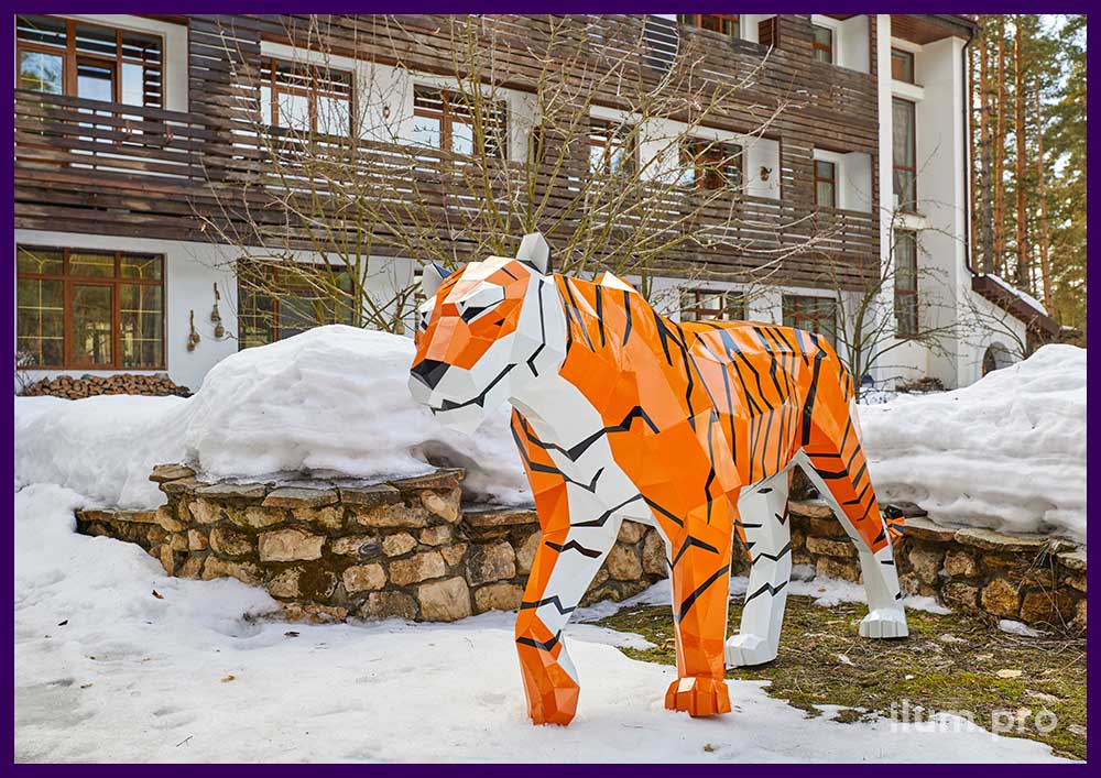 Тигр в полигональном стиле - ландшафтный арт-объект из крашеной стали
