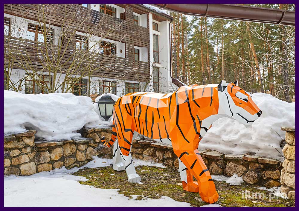 Скульптура тигра из крашеной стали - полигональная скульптура животного